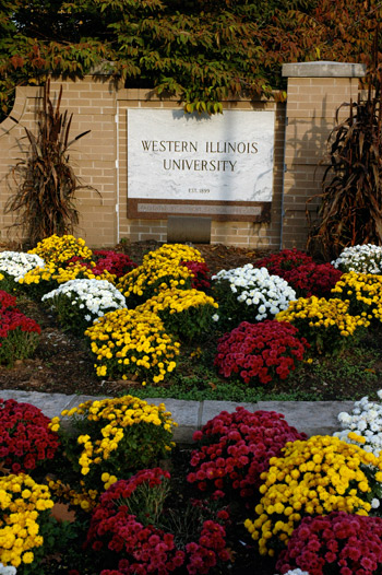 Picture of WIU sign with flowers
