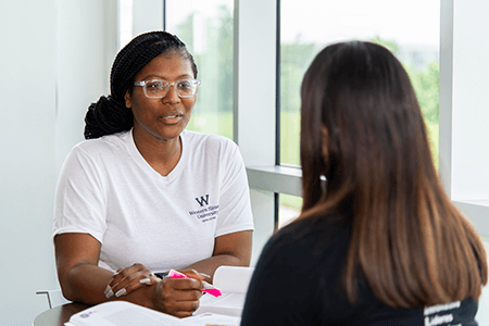 Student metting one-on-one with an advisor